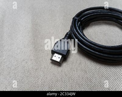 Schwarzes verdrilltes hdmi-Kabel für Sony PlayStation-Konsole auf dem Tisch 07 04 2019 Stockfoto