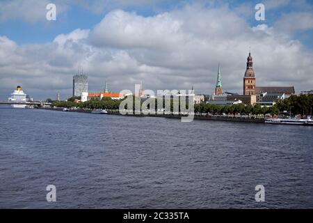 Rigaer Panorama von der gegenüberliegenden Seite des Flusses Stockfoto