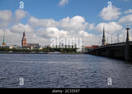 Rigaer Panorama von der gegenüberliegenden Seite des Flusses Stockfoto