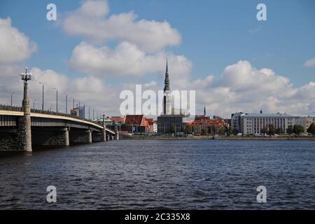 Rigaer Panorama von der gegenüberliegenden Seite des Flusses Stockfoto