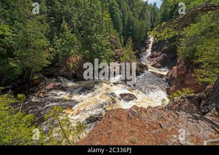 Wasser Rauschen in einer engen Schlucht in Kupfer Falls State Park in Wisconsin Stockfoto