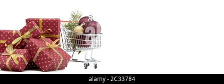 Einkaufswagen, Geschenkboxen und Weihnachtsdekoration auf weißem Hintergrund isoliert, Weihnachten und Neujahr einkaufen. Winterangebot. Stockfoto