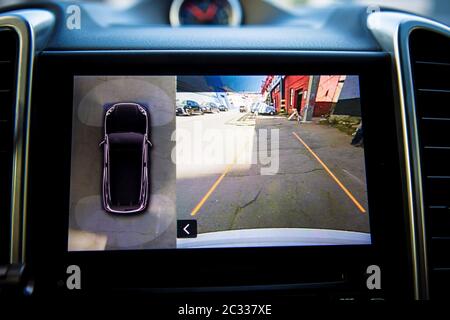 Display im Innenraum des Luxuswagens zeigt die Arbeit von vier Kameras in Surround-View-Parking-Assist-System. 360 Grad Bildanzeige auf der Kopfeinheit. Multimedia im Auto. Stockfoto