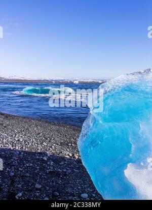 Eisfelder am schwarzen Kieselstrand, Küste von island Stockfoto