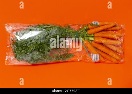 Einige Karotten in Plastikverpackungen Stockfoto