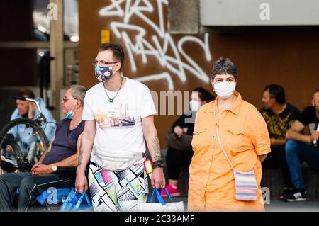 Berlin, Deutschland. Juni 2020. Menschen mit Gesichtsmasken sind am 18. Juni 2020 auf einer Straße in Berlin, der Hauptstadt Deutschlands, zu sehen. Bundeskanzlerin Angela Merkel hat am Donnerstag einen Grundriss und Ziele der deutschen EU-Ratspräsidentschaft ab Juli vorgestellt und die COVID-19 als Leitmotiv für ihre Amtszeit festgelegt. Quelle: Binh Truong/Xinhua/Alamy Live News Stockfoto