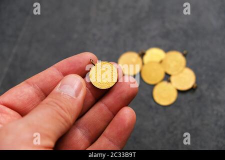 Es gibt Gold in den Händen eines Menschen, Goldmünzen, Goldlira türkei Stockfoto