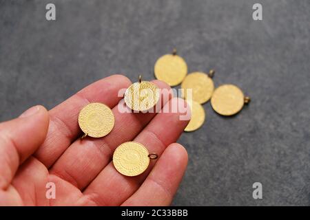 Es gibt Gold in den Händen eines Menschen, Goldmünzen, Goldlira türkei Stockfoto