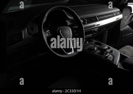 Moderner Luxus prestige Auto Interieur, Armaturenbrett, Lenkrad. Schwarze Lederausstattung. Stockfoto