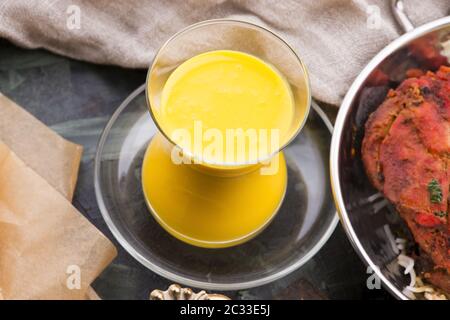 Mango Lassi, Joghurt oder Smoothie. Gesunde probiotische indischen beliebten Sommergetränk Stockfoto