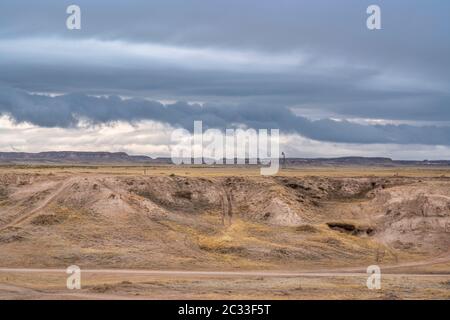 Dunkle stürmische Wolken über der Prärie - Pawnee National Grasland im Norden Colorados nahe der Grenze zu Wyoming in der Winter- oder Frühfrühlingslandschaft Stockfoto