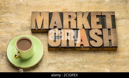 Market Crash Wort abstrakt in Vintage Letterpress-Holzart mit Kaffee-, Geschäfts- und Finanzkonzept Stockfoto
