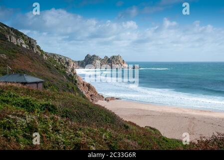 Blick auf Porthcurno Beach im Süden Cornwalls an einem bewölkten Septembertag. Stockfoto