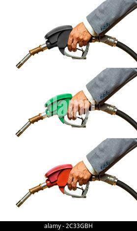 Betankungsschläuche isoliert bei weißer Nahaufnahme. Hintergrund des rot-grün-gelben Kraftstoffspenders. Benzinpreis sinkt nach Pandemie c Stockfoto