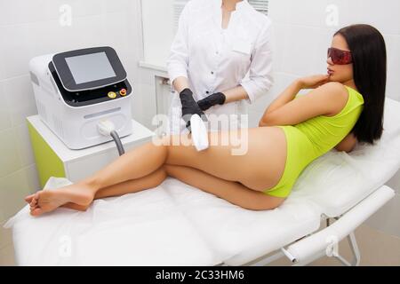 Laser-Epilation und Kosmetologie im Schönheitssalon. Haarentfernung. Laser-Epilation, Kosmetologie, Spa und Haarentfernung Konzept. Frau wird Stockfoto