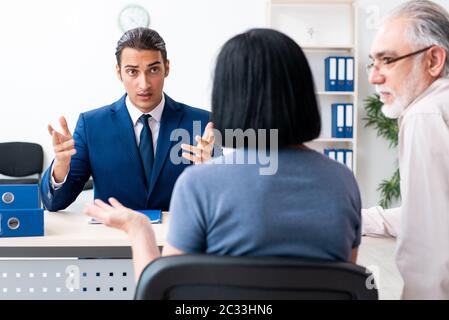 Finanzberater berät altes Paar im Ruhestand Stockfoto