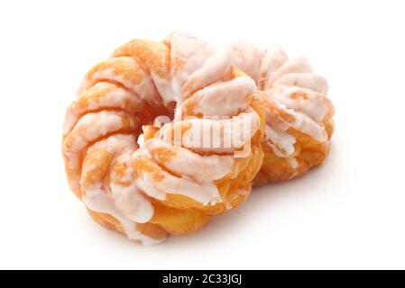 Französische Spritzkuchen isoliert auf weißem Stockfoto