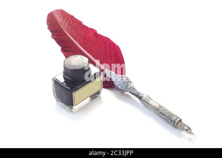 Eine rote Feder mit einer Tinte gut isoliert auf weißem Stockfoto