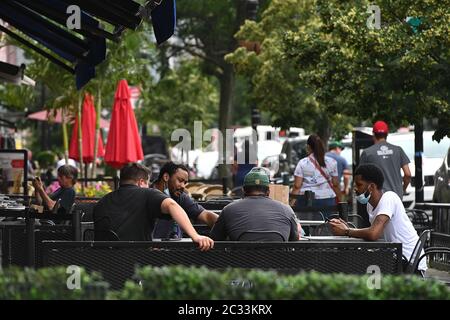 Hoboken, USA. Juni 2020. Besucher sitzen vor einem Restaurant, da neue Maßnahmen umgesetzt werden, um es den Menschen zu ermöglichen, sich nach Monaten der Stilllegung von COVID-19 nach draußen zu versammeln, um die Ausbreitung des tödlichen Virus zu verhindern, in Hoboken, NJ, 18. Juni 2020. Nach Stadtverordnungen können Unternehmen wie Restaurants den Außenbereich auf Gehwege ausdehnen. (Anthony Behar/Sipa USA) Quelle: SIPA USA/Alamy Live News Stockfoto