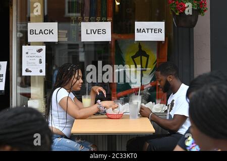 Hoboken, USA. Juni 2020. Besucher sitzen vor einem Restaurant, da neue Maßnahmen umgesetzt werden, um es den Menschen zu ermöglichen, sich nach Monaten der Stilllegung von COVID-19 nach draußen zu versammeln, um die Ausbreitung des tödlichen Virus zu verhindern, in Hoboken, NJ, 18. Juni 2020. Nach Stadtverordnungen können Unternehmen wie Restaurants den Außenbereich auf Gehwege ausdehnen. (Anthony Behar/Sipa USA) Quelle: SIPA USA/Alamy Live News Stockfoto