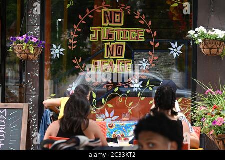 Hoboken, USA. Juni 2020. Besucher sitzen vor einem Restaurant, da neue Maßnahmen umgesetzt werden, um es den Menschen zu ermöglichen, sich nach Monaten der Stilllegung von COVID-19 nach draußen zu versammeln, um die Ausbreitung des tödlichen Virus zu verhindern, in Hoboken, NJ, 18. Juni 2020. Nach Stadtverordnungen können Unternehmen wie Restaurants den Außenbereich auf Gehwege ausdehnen. (Anthony Behar/Sipa USA) Quelle: SIPA USA/Alamy Live News Stockfoto