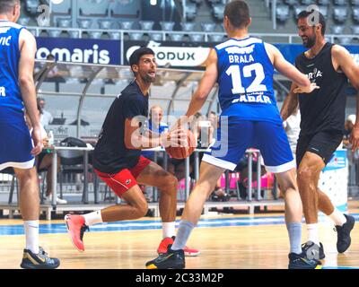 (200619) -- ZADAR, 19. Juni 2020 (Xinhua) -- der serbische Tennisspieler Novak Djokovic (2. L) tritt bei einem freundschaftlichen Basketballspiel vor dem Adria Tour humanitären Tennisturnier in Zadar, Kroatien, am 18. Juni 2020 an. Adria Tour wird vom serbischen Tennisspieler Novak Djokovic organisiert, um Sport, positive Werte und Fairplay zu fördern und auch Mittel für diejenigen zu sammeln, die Hilfe brauchen. Zadar wird Gastgeber des Turniers mit Djokovic und Top-kroatischen Tennisspielern vom 19. Bis 21. Juni. (Marko Dimic/Pixsell über Xinhua) Stockfoto