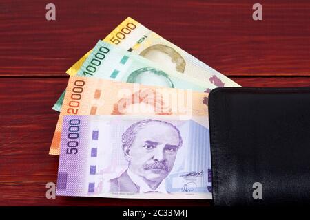 Costaricanisches Geld in der schwarzen Brieftasche Stockfoto