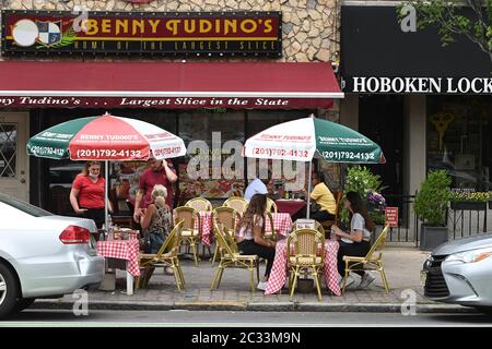 Hoboken, USA. Juni 2020. Besucher sitzen vor einem Restaurant, da neue Maßnahmen umgesetzt werden, um es den Menschen zu ermöglichen, sich nach Monaten der Stilllegung von COVID-19 nach draußen zu versammeln, um die Ausbreitung des tödlichen Virus zu verhindern, in Hoboken, NJ, 18. Juni 2020. Nach Stadtverordnungen können Unternehmen wie Restaurants den Außenbereich auf Gehwege ausdehnen. (Anthony Behar/Sipa USA) Quelle: SIPA USA/Alamy Live News Stockfoto