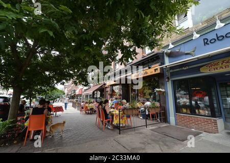 Hoboken, USA. Juni 2020. Besucher sitzen vor einem Restaurant, da neue Maßnahmen umgesetzt werden, um es den Menschen zu ermöglichen, sich nach Monaten der Stilllegung von COVID-19 nach draußen zu versammeln, um die Ausbreitung des tödlichen Virus zu verhindern, in Hoboken, NJ, 18. Juni 2020. Nach Stadtverordnungen können Unternehmen wie Restaurants den Außenbereich auf Gehwege ausdehnen. (Anthony Behar/Sipa USA) Quelle: SIPA USA/Alamy Live News Stockfoto