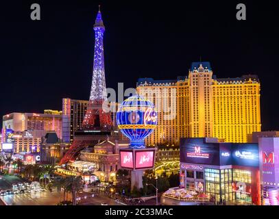 Las Vegas, NV, USA. Juni 2020. ***HAUS ABDECKUNG*** Paris Las Vegas Außenansicht als Caesars Entertainment Regional President Gary Selesner und Paris Las Vegas General Manager Sherri Sosa begrüßen Gäste zurück nach Paris Las Vegas mit Französisch Can-Can-Tänzer und Monsieur Loyal in Paris Las Vegas in Las Vegas, NV am 18. Juni 2020. Kredit: Erik Kabik Fotografie/Media Punch/Alamy Live Nachrichten Stockfoto