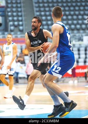 (200619) -- ZADAR, 19. Juni 2020 (Xinhua) -- der kroatische Tennisspieler Marin Cilic (L) tritt bei einem freundschaftlichen Basketballspiel vor dem Adria Tour humanitären Tennisturnier in Zadar, Kroatien, am 18. Juni 2020 an. Adria Tour wird vom serbischen Tennisspieler Novak Djokovic organisiert, um Sport, positive Werte und Fairplay zu fördern und auch Mittel für diejenigen zu sammeln, die Hilfe brauchen. Zadar wird Gastgeber des Turniers mit Djokovic und Top-kroatischen Tennisspielern vom 19. Bis 21. Juni. (Marko Dimic/Pixsell über Xinhua) Stockfoto