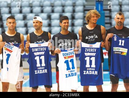 (200619) -- ZADAR, 19. Juni 2020 (Xinhua) -- der serbische Tennisspieler Novak Djokovic (C) posiert mit Borna Coric (1. L), Grigor Dimitrov (2. L), Alexander Zverev (2. R) und Goran Ivanisevic nach einem freundschaftlichen Basketballspiel vor dem humanitären Tennisturnier Adria Tour in Zadar, Kroatien, 18. Juni 2020. Adria Tour wird vom serbischen Tennisspieler Novak Djokovic organisiert, um Sport, positive Werte und Fairplay zu fördern und auch Mittel für diejenigen zu sammeln, die Hilfe brauchen. Zadar wird Gastgeber des Turniers mit Djokovic und Top-kroatischen Tennisspielern vom 19. Bis 21. Juni. (Marko Dimic/ Stockfoto