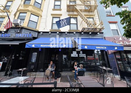 Hoboken, USA. Juni 2020. Besucher sitzen vor einem Restaurant, da neue Maßnahmen umgesetzt werden, um es den Menschen zu ermöglichen, sich nach Monaten der Stilllegung von COVID-19 nach draußen zu versammeln, um die Ausbreitung des tödlichen Virus zu verhindern, in Hoboken, NJ, 18. Juni 2020. Nach Stadtverordnungen können Unternehmen wie Restaurants den Außenbereich auf Gehwege ausdehnen. (Anthony Behar/Sipa USA) Quelle: SIPA USA/Alamy Live News Stockfoto