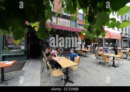 Hoboken, USA. Juni 2020. Besucher sitzen vor einem Restaurant, da neue Maßnahmen umgesetzt werden, um es den Menschen zu ermöglichen, sich nach Monaten der Stilllegung von COVID-19 nach draußen zu versammeln, um die Ausbreitung des tödlichen Virus zu verhindern, in Hoboken, NJ, 18. Juni 2020. Nach Stadtverordnungen können Unternehmen wie Restaurants den Außenbereich auf Gehwege ausdehnen. (Anthony Behar/Sipa USA) Quelle: SIPA USA/Alamy Live News Stockfoto