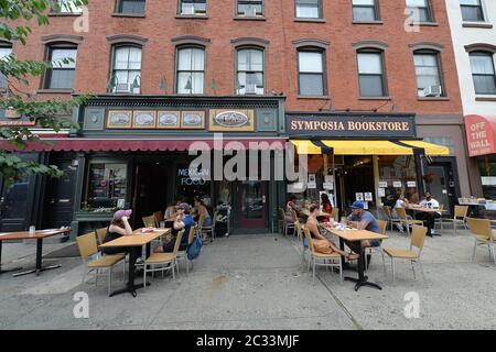 Hoboken, USA. Juni 2020. Besucher sitzen vor einem Restaurant, da neue Maßnahmen umgesetzt werden, um es den Menschen zu ermöglichen, sich nach Monaten der Stilllegung von COVID-19 nach draußen zu versammeln, um die Ausbreitung des tödlichen Virus zu verhindern, in Hoboken, NJ, 18. Juni 2020. Nach Stadtverordnungen können Unternehmen wie Restaurants den Außenbereich auf Gehwege ausdehnen. (Anthony Behar/Sipa USA) Quelle: SIPA USA/Alamy Live News Stockfoto