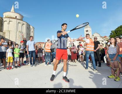 (200619) -- ZADAR, 19. Juni 2020 (Xinhua) -- der serbische Tennisspieler Novak Djokovic (C) tritt für Kinder vor dem Adria Tour humanitären Tennisturnier in Zadar, Kroatien, am 18. Juni 2020 auf. Adria Tour wird von Novak Djokovic organisiert, um Sport, positive Werte und Fairplay zu fördern und auch um Mittel für diejenigen zu sammeln, die Hilfe benötigen. Zadar wird Gastgeber des Turniers mit Djokovic und Top-kroatischen Tennisspielern vom 19. Bis 21. Juni. (Dino Stanin/Pixsell über Xinhua) Stockfoto