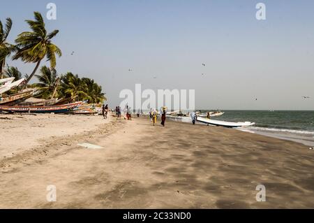 westafrika gambia - Blick auf den Strand im Hafen von banjul an einem windigen Tag Stockfoto