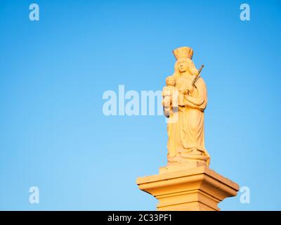 Statue der heiligen Mutter mit jesuskind im burgenland Stockfoto