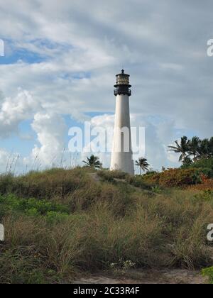 Cape Florida Leuchtturm in Bill Baggs Cape Florida State Park auf Key Biscayne, Florida an hellen bewölkten Morgen. Stockfoto