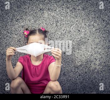 Mädchen trägt Gesichtsmaske, um Virusinfektion zu vermeiden. Virenschutz Stockfoto