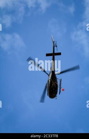 Ein Frachthubschrauber auf der Eisenbahnbaustelle KÃ¶dann Masttransport Stockfoto