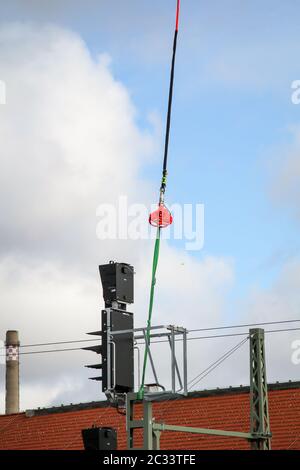 Ein Frachthubschrauber auf der Eisenbahnbaustelle KÃ¶dann Masttransport Stockfoto