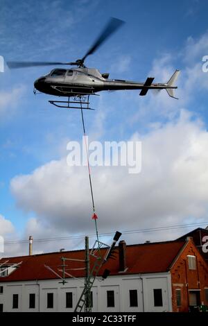 Ein Frachthubschrauber auf der Eisenbahnbaustelle KÃ¶dann Masttransport Stockfoto