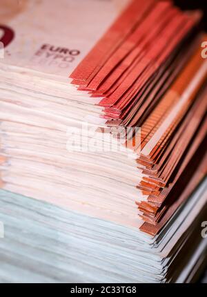 Mehrere tausend Euro in Banknoten, auf einem Stapel gebündelte Banknoten Stockfoto