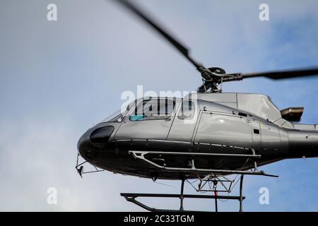 Ein Frachthubschrauber auf der Eisenbahnbaustelle KÃ¶dann Masttransport Stockfoto