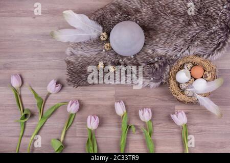 Schöne Dekoration östlichsten mit Ei Blumen und Feder für die Weihnachtsfeier im april. Handgefertigter Zinnpikes im Luxus-Design. Stockfoto