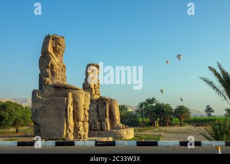 Kolossi von Memnon Statuen und Luftballons Stockfoto