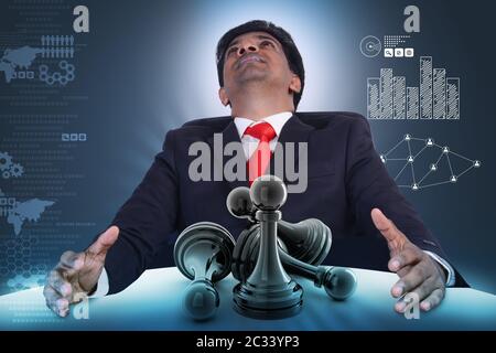 Business Mann mit schwarzer Bauer auf Farbe isoliert Stockfoto