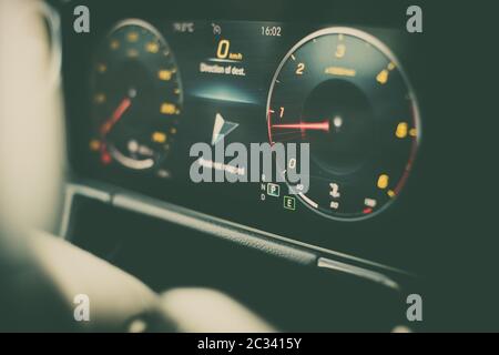 Nahaufnahme mit dem digitalen Tacho eines Autos. Stockfoto
