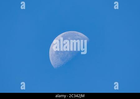 mond in der Tageszeit am blauen Himmel Stockfoto